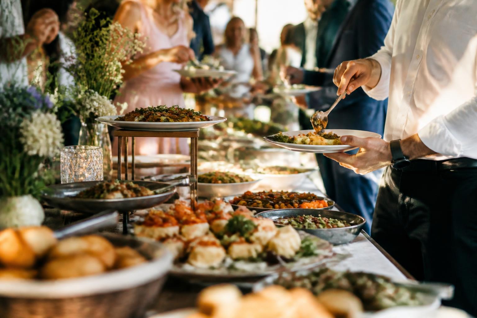 Catering Kosten pro Person: Was kostet das Essen für Hochzeit, Geburtstag und Firmenevent?